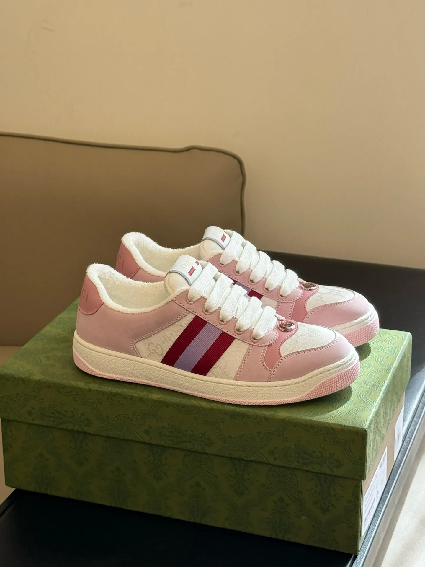 Ex-factory price: 540💰 GUCCI Gucci's newly upgraded back cover lining, top-notch old dirty shoes, classic casual sports shoes for couples, retro sneakers and old G family dirty shoes, updated at the counter simultaneously! ①The shoe upper has the same water-based edge coating process as the original version⚠️The ordinary oil edges on the market have a strong glue feel and are easy to fall off! Grade A first-layer nubuck leather (with pores)/matching computer embroidered double G cloth, high-density terry velvet lining. ② A PVC transparent small round mark sealing line is added to the details of the midsole. The mold is opened six times and the jewelry craftsmanship is used to customize the two-color double G buckle, striving to be the same as the original version. A pair of buttons is more than three times more expensive than ordinary buckles on the market. ③An old two-color washable label, the chip is placed on the outer waist of the right foot, the entire shoe is completely hollowed out with rubber technology, TUP material (rubber to distinguish the market) with the latest green packaging from the counter, 3D printed handbag, and a pair of shoelaces. There is no pressure when entering and exiting the counter. You can buy a 1:1 accurate replica of the original version and modify and upgrade it repeatedly. The details are perfectly restored, the materials are all customized, and they are truly top-notch. Please look at the details clearly to identify the quality. Upper: First-layer frosted cowhide/embroidered double G cloth. Lining: original high-density velvet lining. Foot pads: original pearlescent sheepskin. Outsole: private molded vacuum TPU material. Packaging: original top-grade full set packaging at the counter. Shoe size: women's size 35-40, men's size 39-44 (men's size 38, 45🉑️customized, non-returnable)